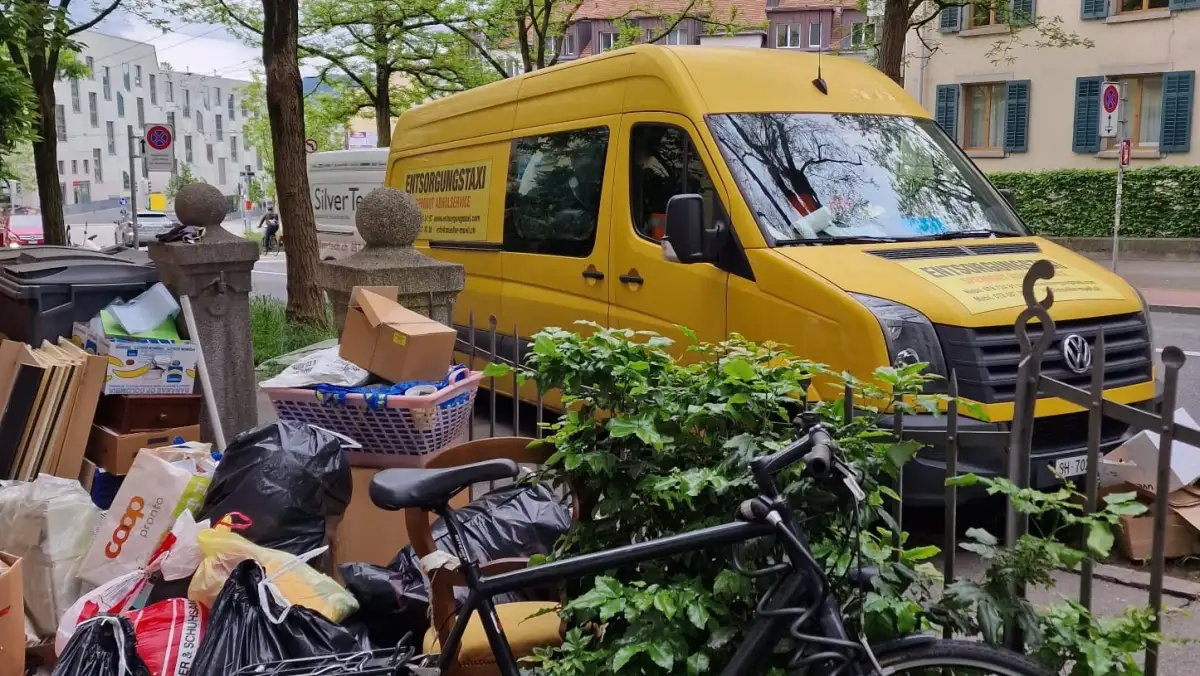 Messie-Räumung Schweiz | Regeln, Versicherung & Gemeinde